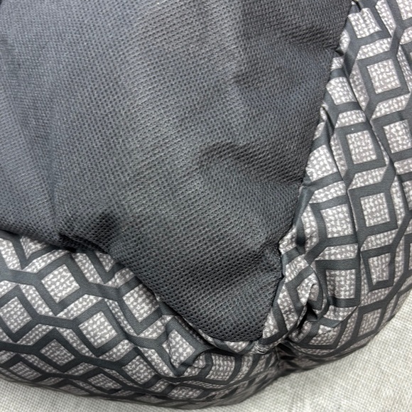 Stylish Gray Pet Small Bed with Geometric Design - Picture 5 of 13